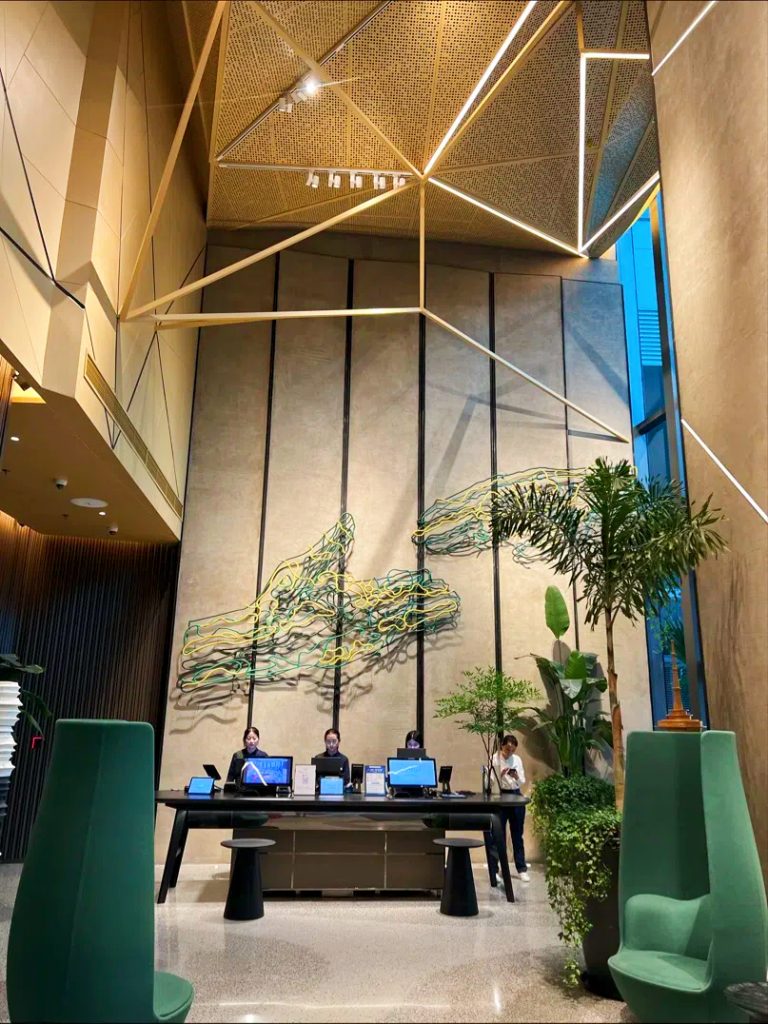 The wall art depicting two hands reaching toward each other symbolizes the geographic proximity and political relationship between Hengqin and Macau.